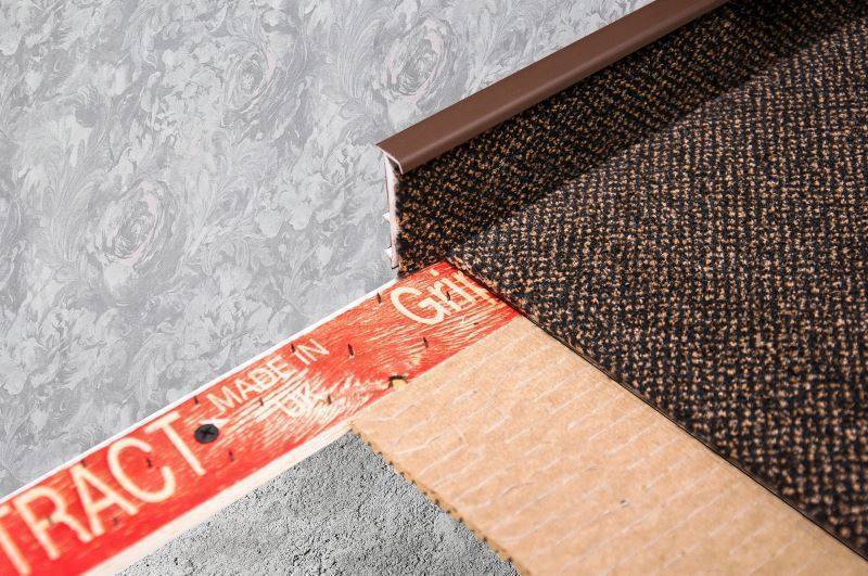 Плинтус для ковролина "Korner" Listwa темно-коричневый (2500*13,8*50 мм) — купить в Екатеринбурге