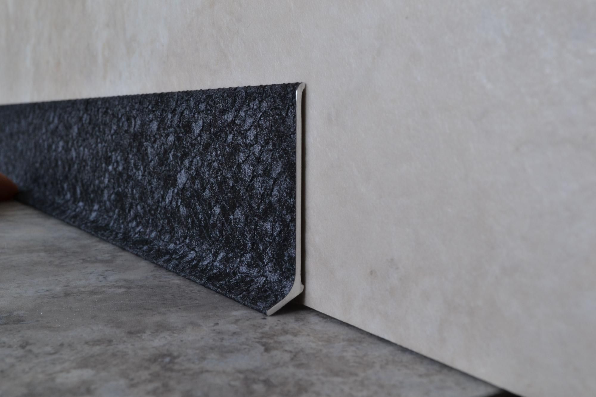 Плинтус алюминиевый L-образный текстура кожи черная (2500*11*60 мм) — купить в Екатеринбурге