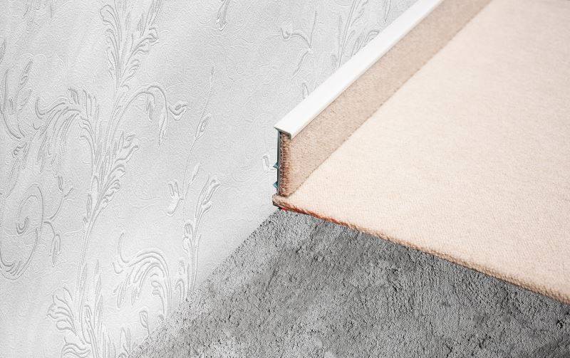 Плинтус для ковролина "Korner" Listwa белый (2500*13,8*50 мм) — купить в Екатеринбурге