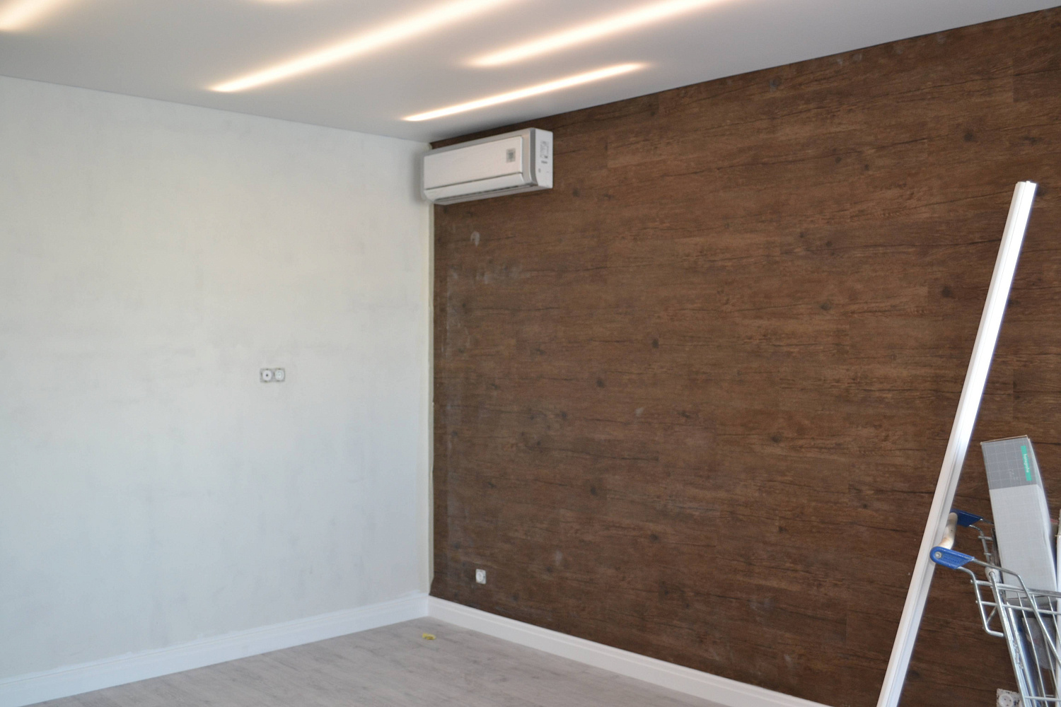 Кварцвиниловая плитка на стене и на потолке