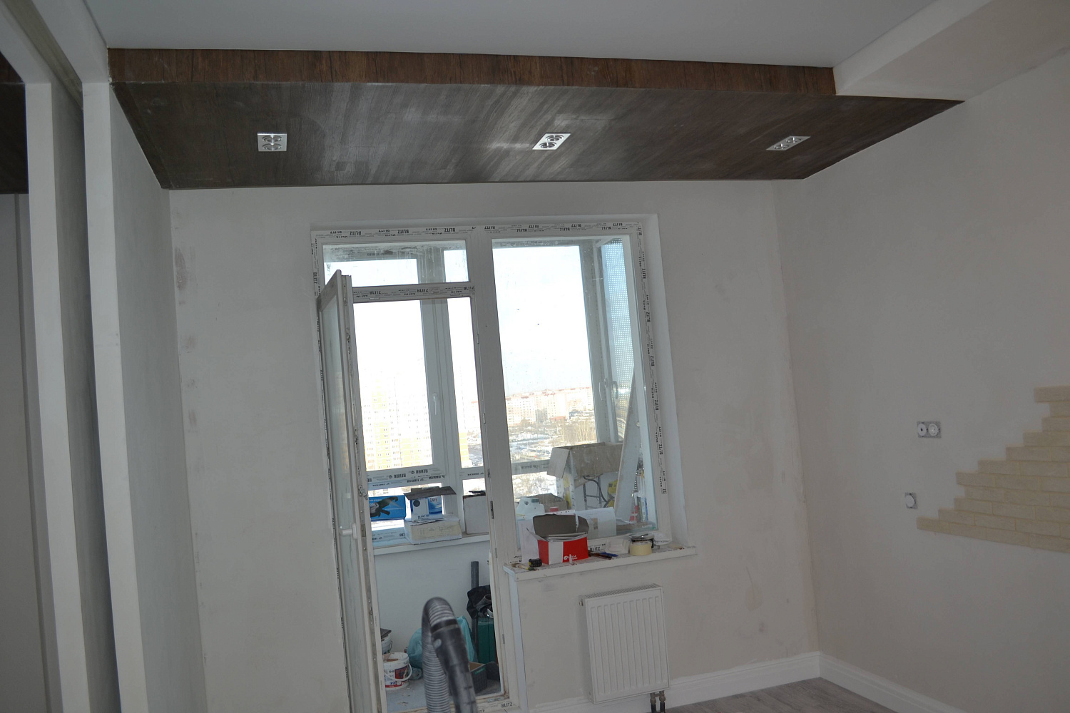 Кварцвиниловая плитка на стене и на потолке