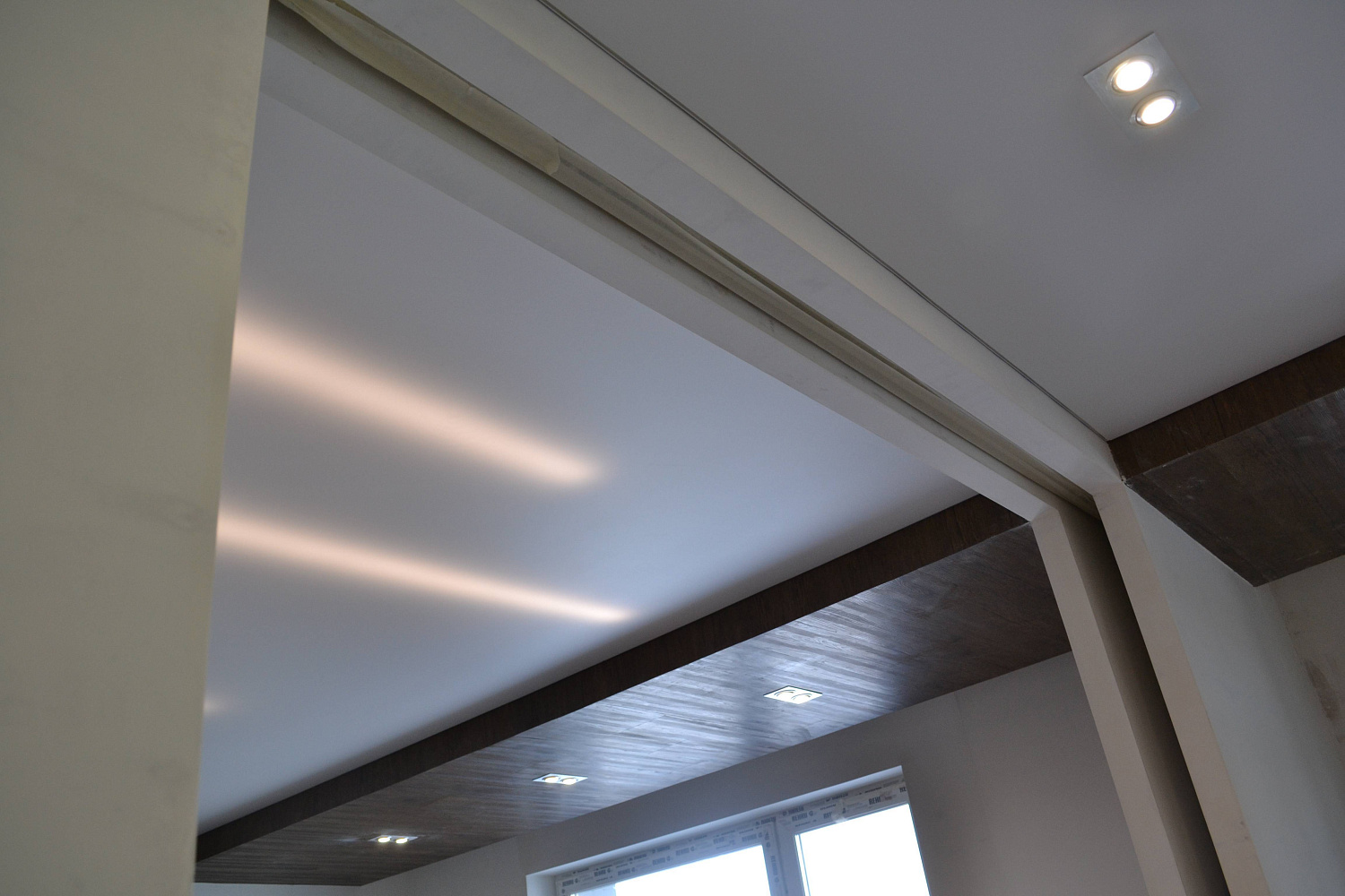 Кварцвиниловая плитка на стене и на потолке