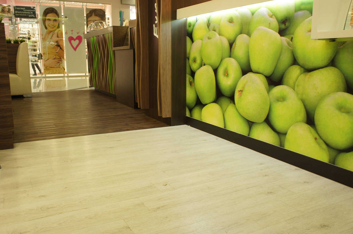 Укладка кварцвиниловой плитки в Coffee Room Fresh