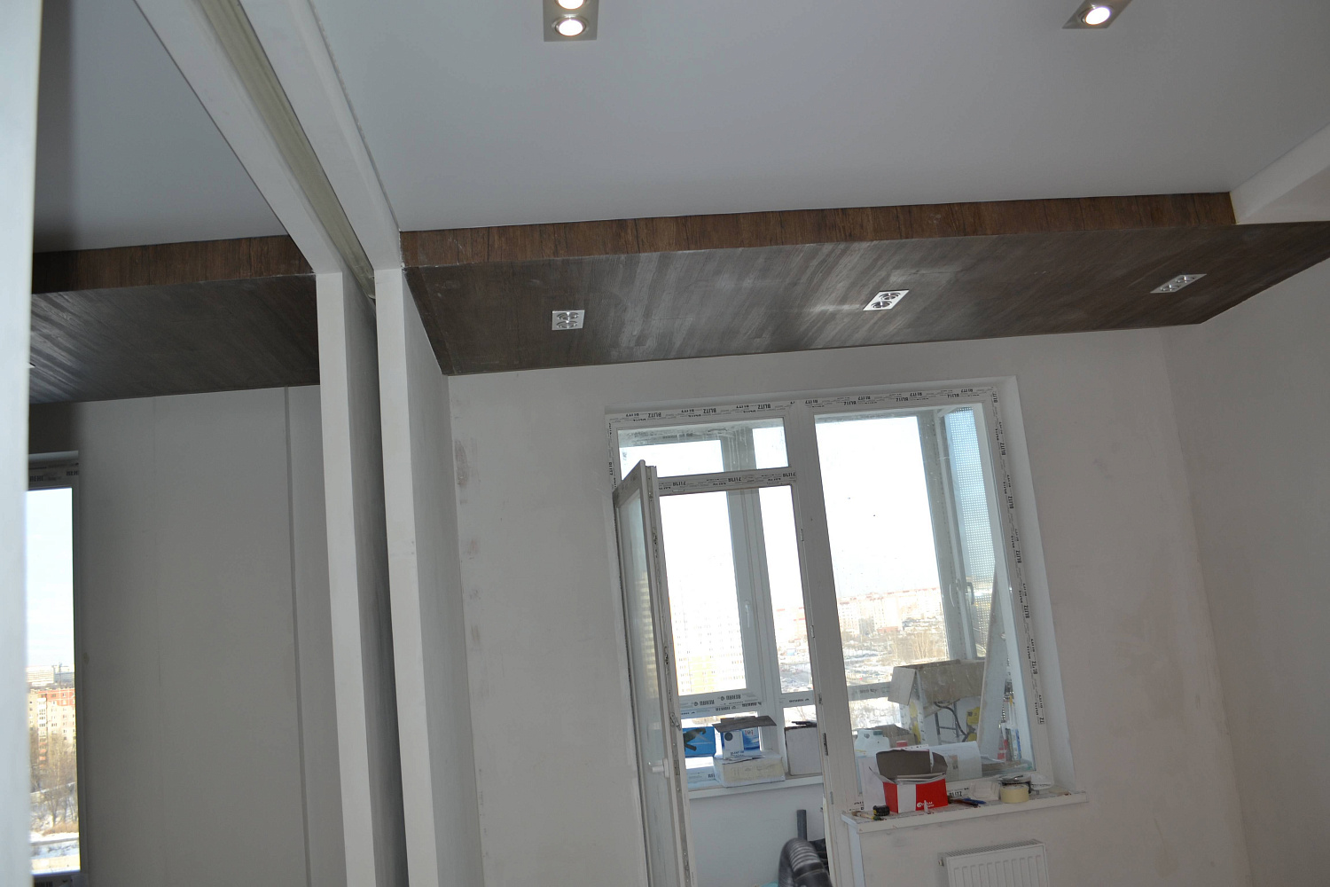 Кварцвиниловая плитка на стене и на потолке